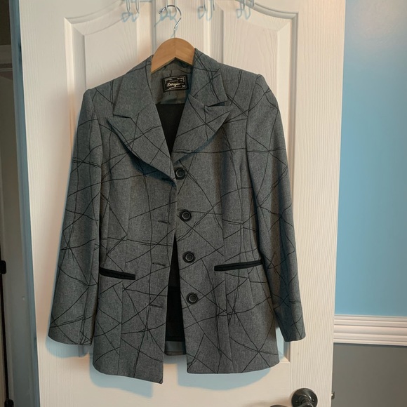 Gray and black suite - Picture 1 of 5